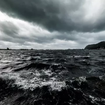 Temporali intensi e venti forti, allerta meteo per L’immacolata su tutta la Campania. Colpita anche la zona vesuviana