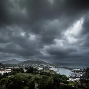 Maltempo, saltano molti collegamenti per Ischia e Procida. Sospese tutte le corse di aliscafi, stop a molti traghetti