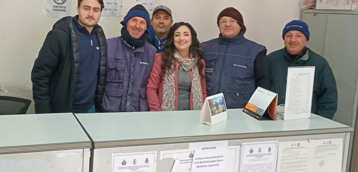 Personale  della Millennium s.r.l. in posa per il “Buon Natale” ai visitatori del camposanto vesuviano