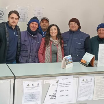 Personale  della Millennium s.r.l. in posa per il “Buon Natale” ai visitatori del camposanto vesuviano