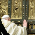 Papa Francesco ha aperto la Porta Santa, al via il Giubileo