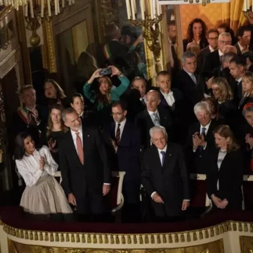 Lunghi applausi al San Carlo per i Reali di Spagna e Mattarella. Platea in piedi rivolta verso il palco reale