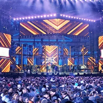  Napoli. ‘X Factor’ a Piazza del Plebiscito, 21 lavoratori in nero nello smontaggio del palco. Sei imprese sospese