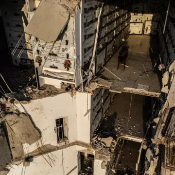 Napoli.  Crollo cimitero Poggioreale, 300 defunti ancora sotto le macerie. Protestano i familiari