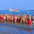 Primo tuffo dell’anno ad Ischia. Centinaia di persone rispettano tradizione