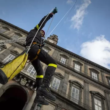 Napoli saluta le feste con il volo della Befana dal Palazzo Reale in Piazza del Plebiscito