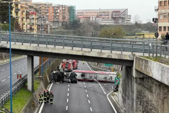 Napoli. Autocisterna si ribalta in Tangenziale. Traffico bloccato,  maxicode verso Pozzuoli