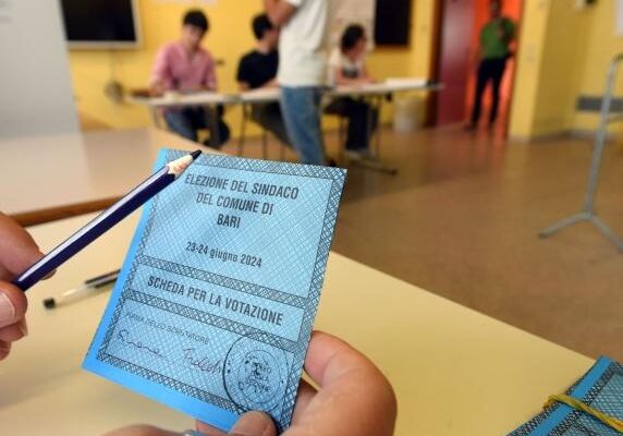 schede refendarie Cercola. Sorteggio digitale degli scrutinatori ‘premia’ oltre una decina di esponenti della maggioranza: candidati al consiglio comunale, figlio del presidente del consiglio comunale, un delegato di lista e la figlia di un delegato di lista. Nessuno a destra