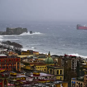 Allerta meteo gialla anche in Area Vesuviana per maltempo dalla mezzanotte fino alle 14 di martedì.  Temporali in arrivo