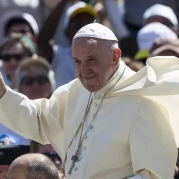 Papa Francesco è morto, addio al pontefice che “..arrivò da lontano…”.Fedeli verso San Pietro