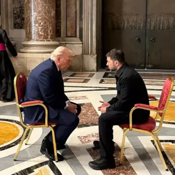 Zelensky e Trump dentro San Pietro, la foto è nella storia. Meloni: ‘Mosca dimostri che vuole la pace’