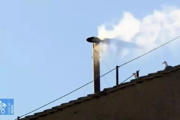 Fumata Bianca. Eletto il nuovo Papa. A breve l’annuncio