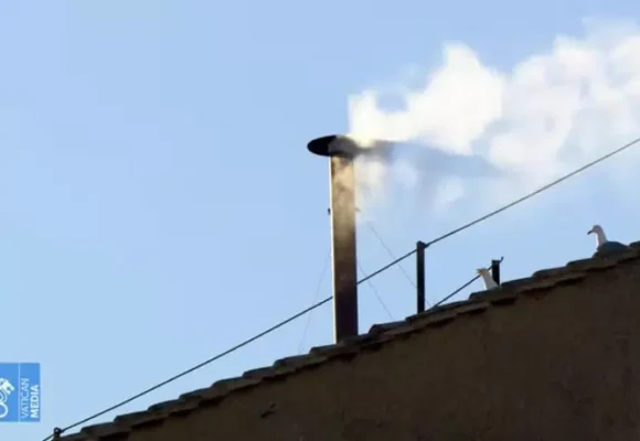 Fumata Bianca. Eletto il nuovo Papa. A breve l’annuncio
