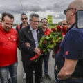 Pomigliano d’Arco. Il capo della CGIL Landini dona un mazzo di fiori ai lavoratori Stellantis