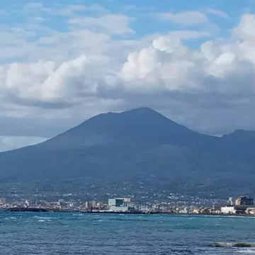 Vesuvio.  Oltre 2.700 accessi al cratere il 1° maggio
