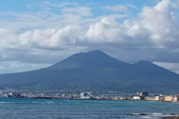 Vesuvio.  Oltre 2.700 accessi al cratere il 1° maggio