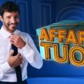 Stasera su Rai 1 alle 20,35  ‘Affari Tuoi Speciale’, ospiti comici e cantanti napoletani. Tra gli altri Sal Da Vinci, The Kolors, Biagio Izzo, Peppe Iodice, Giovanni Esposito e Francesco Paolantoni