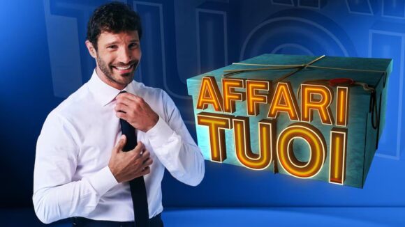 Stasera su Rai 1 alle 20,35  ‘Affari Tuoi Speciale’, ospiti comici e cantanti napoletani. Tra gli altri Sal Da Vinci, The Kolors, Biagio Izzo, Peppe Iodice, Giovanni Esposito e Francesco Paolantoni