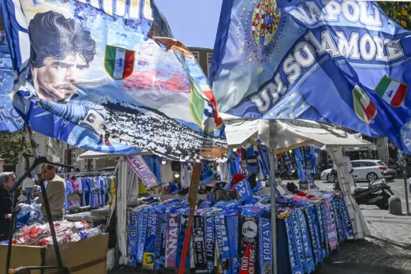 Verso lo scudetto. Le bancarelle a Napoli nascondono  il numero 4.  Pasticceria del centro rompe scaramanzia, il quattro sulle torte