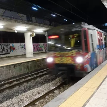 Treno Circumvesuviana in avaria, fumo nei vagoni. Tra Torre Annunziata e Pompei passeggeri lungo i binari
