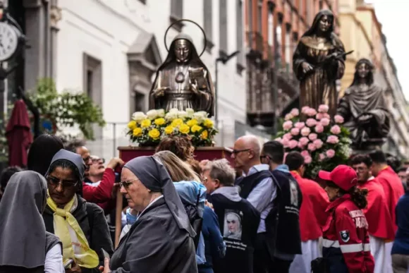 Napoli. San Gennaro,si è ripetuta la liquefazione del sangue. Folla alla processione delle reliquie