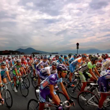 Napoli. Nel pomeriggio il Giro d’Italia arriva  sul lungomare di via Caracciolo. Diretta tv su Rai 2 dalle ore 14,00