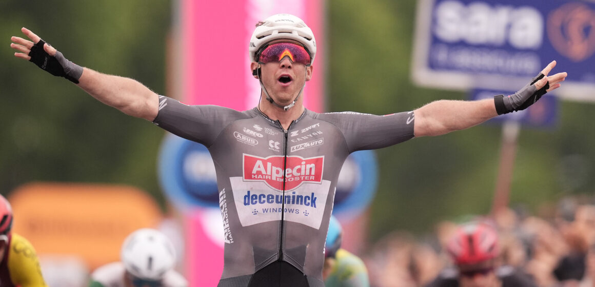 Napoli. Sprint vincente dell’aussie Groves, VI^ tappa thriller  del Giro d’Italia, maxi caduta a Baiano.  Hindley in ospedale, tanti big coinvolti