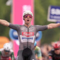 Napoli. Sprint vincente dell’aussie Groves, VI^ tappa thriller  del Giro d’Italia, maxi caduta a Baiano.  Hindley in ospedale, tanti big coinvolti