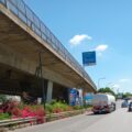 Cercola. ‘Affissioni killer’ sulle rampe autostradali:tra camion e auto in corsa,  lavoratore in pericolo. Continua il  servizio  della pubblicità alle 5 ditte affidatarie del comune: scaduto da 6 anni!