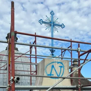 Napoli. Lascia una grande ‘N’ azzurra su parete chiesa a pIazza Bellini, denunciato un 49enne di Milano
