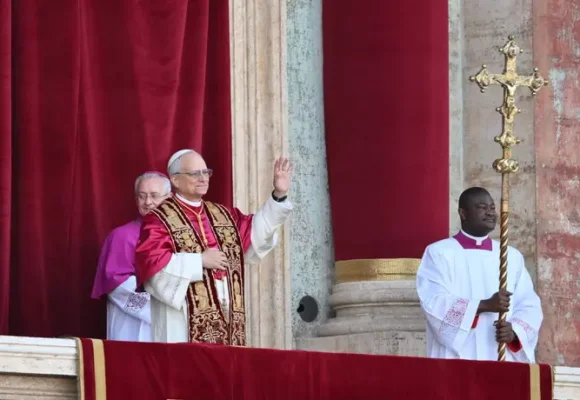 Il Papa è americano. Eletto Prevost con il nome di Leone XIV: “La Pace sia con voi”. E ringrazia Bergoglio