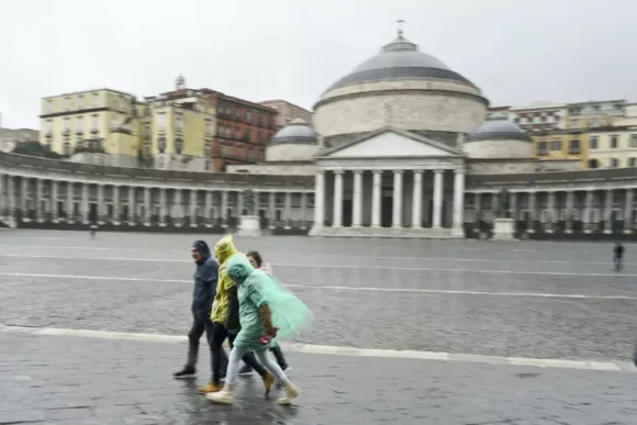 Sull’Area Vesuviana arriva il maltempo, da mezzanotte allerta gialla. Fino alle 14 di domani. Fulmini e grandine