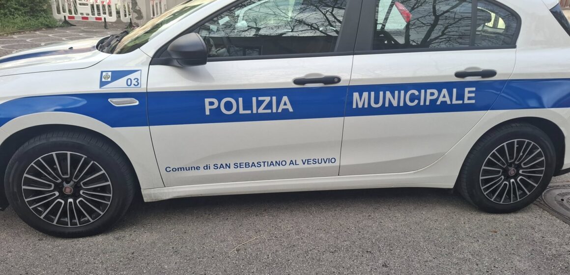 San Sebastiano al Vesuvio. Polizia Municipale sanziona parcheggiatore abusivo il sindaco Panico replica ad un video sui social: “Le segnalazioni dei  guardiamacchine irregolari hanno avuto sempre riscontro dalla polizia urbana”