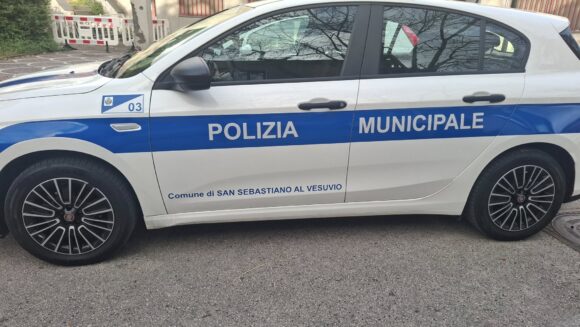 San Sebastiano al Vesuvio. Polizia Municipale sanziona parcheggiatore abusivo il sindaco Panico replica ad un video sui social: “Le segnalazioni dei  guardiamacchine irregolari hanno avuto sempre riscontro dalla polizia urbana”