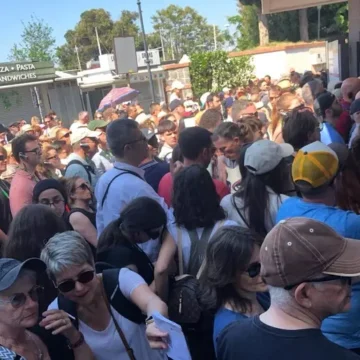 Caos agli scavi di Pompei. Lunghe file, protestano le guide turistiche. Boom di visitatori