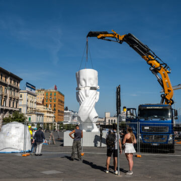 Napoli. Dal 5 giugno arriva a Napoli, in piazza Municipio, l’opera monumentale “Silent Hortense” dell’artista Jaume Plensa