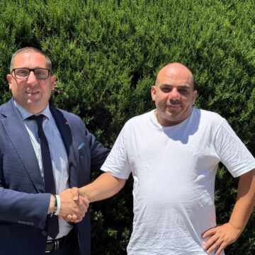 Volla. Ballottaggio, Giovannone Riccio e Volla 2025  sostengono Lino Donato. Da SEL di Nichi  Vendola a FDI e Forza Italia, ecco il vertiginoso viaggio partitico dell’ex consigliere comunale Riccio