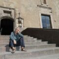 Alessandro Bergonzoni in visita a Castel Nuovo: a settembre il gran finale dell’Estate a Napoli con tre giorni di spettacoli tra arte, teatro e impegno civile