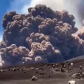 Crolla una parte del cratere dell’Etna, nube eruttiva alta chilometri. Nessun pericolo per la popolazione