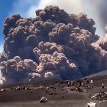 Crolla una parte del cratere dell’Etna, nube eruttiva alta chilometri. Nessun pericolo per la popolazione