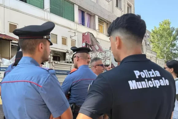 Napoli. Ponticelli, sgomberato edificio occupato abusivamente dal  clan De Martino, gestivano assegnazione degli alloggi popolari