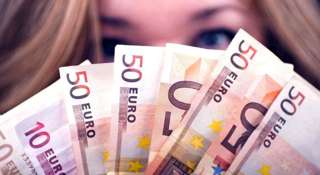 Mezzo secolo fa, le donne in Italia iniziarono ad aprire il proprio conto corrente – A cura di Valentina Raia