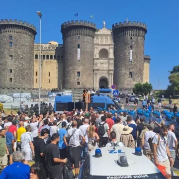 Napoli. Protesta del movimento disoccupati ‘7 Novembre’ davanti al Maschio Angioino. Si sta tenendo un consiglio comunale su Gaza