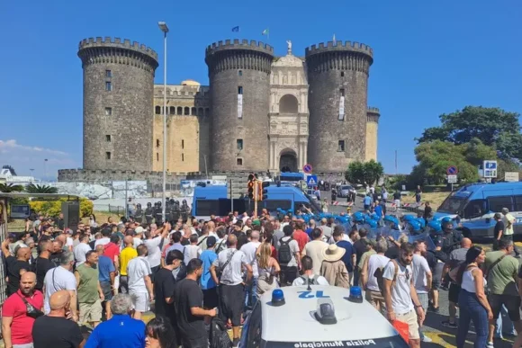 Napoli. Protesta del movimento disoccupati ‘7 Novembre’ davanti al Maschio Angioino. Si sta tenendo un consiglio comunale su Gaza