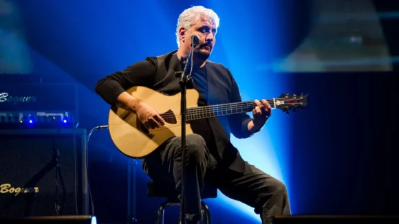 Questa sera – 11 settembre – su  Rai Radio2  la chitarra storica di Pino Daniele con Fiorella Mannoia Giuliano Sangiorgi. Dalle 21,00  su digitale terrestre (202)  e su Ray Play