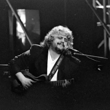 Stasera u Rai 1,  “Pino è – Il Viaggio del musicante”. Serata condotta da Fiorella Mannoia e Carlo Conti