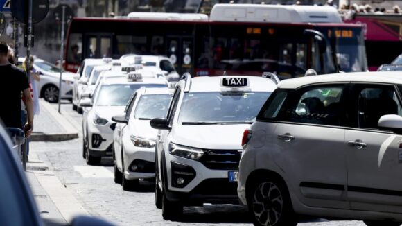 Napoli. ‘Caos Traffico’,  tassisti in protesta. Sindacato: 24 settembre tutti a Piazza Municipio