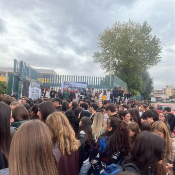 Napoli. Classi sovraffollate  e mancanze di acqua.  Maxi-sciopero al Liceo Calamandrei di Ponticelli, partecipano alla mobilitazione tutte le 65 classi dell’istituto