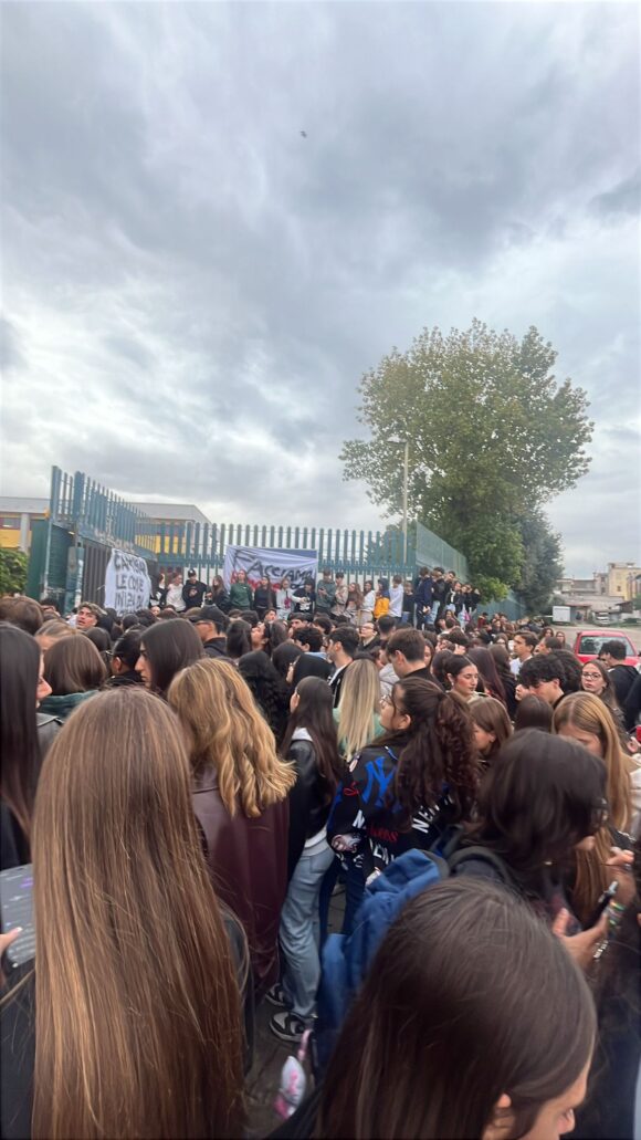 Napoli. Classi sovraffollate  e mancanze di acqua.  Maxi-sciopero al Liceo Calamandrei di Ponticelli, partecipano alla mobilitazione tutte le 65 classi dell’istituto