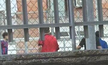 Cercola. Protestano i genitori dei ragazzi, spesso bambini, ‘rischiano la vita’ aggrappandosi alle altissime inferriate per accedere al campo di calcetto nelle Case Popolari. Litigi continui tra di loro, il sindaco e gli assessori ‘spariti’